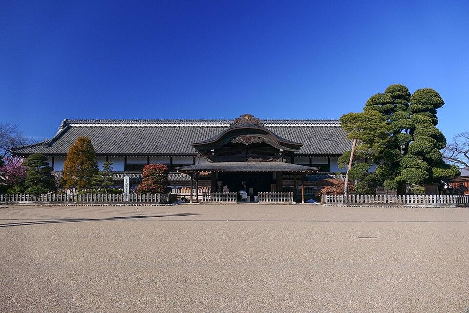 Traditional entrance and tiled roof of Kawagoe Castle’s Honmaru Goten.